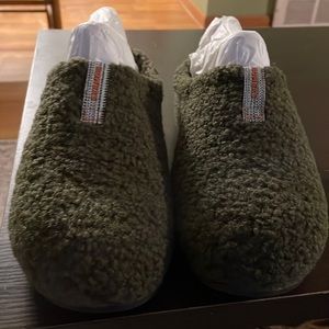 Brand new Olive green Sunday slippers from Bombas!! Memory foam and rubber soles